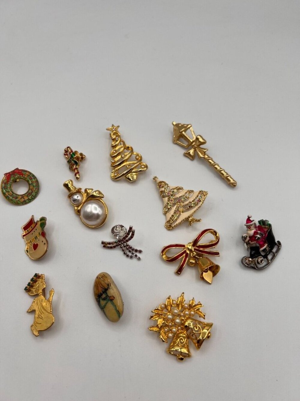 Vintage Christmas Brooches Pins Set of 13 Metal Stone Plastic Unsigned - Picture 3 of 16